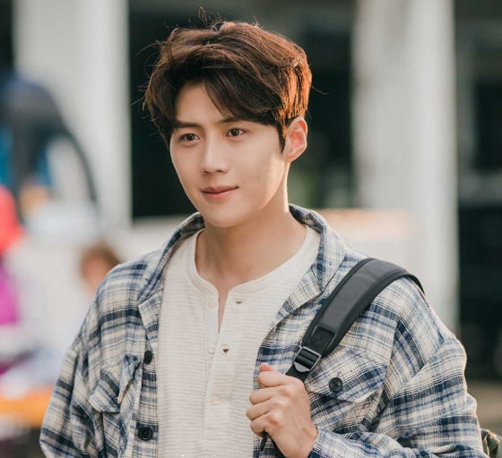 Featured image of actor Kim Seon-ho portraying his iconic role Hong-banjang in the hit Netflix healing rom-com Hometown Cha-Cha-Cha