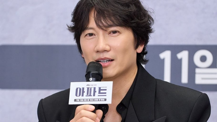 Actor Ji Sung smiling during an interview celebrating the massive success of The Apartment Job